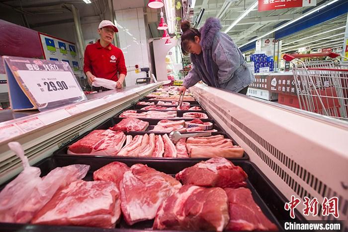 资料图为消费者在山西太原一超市选购猪肉。 <a target='_blank'  data-cke-saved-href='http://www.chinanews.com/' href='http://www.chinanews.com/'>中新社</a>记者 张云 摄